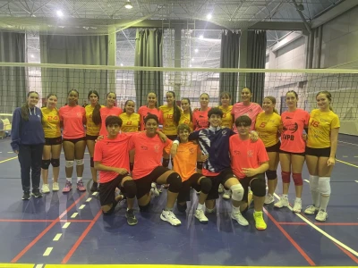 Las cadetes del Club de Voley Arenas de Gandia se miden a un combinado del CAR de Cheste