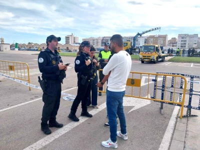 Mohamed intentó sacar a la otra ocupante del coche en el Puerto de Gandia pero 'se hundía y no pudimos hacer nada'