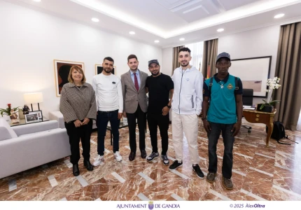 El alcalde de Gandia recibe los cuatro jóvenes que salvaron la vida de una mujer en el puerto para reconocerles su gesto heroico