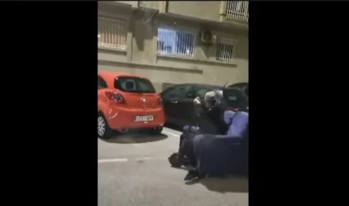 Un 'patisofá' por la avenida del Port en el Grau de Gandia