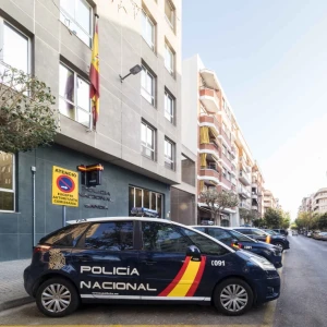 La Policía Nacional detiene a dos hombres por abandonar a un familiar menor de edad en la puerta de la Comisaría de Gandia