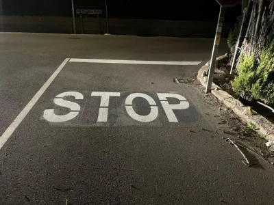 Oliva rectifica el Stop mal pintado entre Els Gorgs y Aigua Blanca