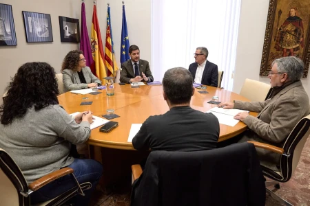 Prieto presenta a la Mesa de Diálogo Social los presupuestos de 2026 que consolidan la inversión con 20 millones de euros y el desarrollo de Gandia