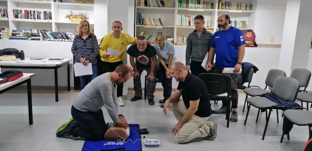 Ador refuerza su seguridad sanitaria con la instalación de tres desfibriladores y formación en RCP gracias a los Presupuestos Participativos 2025