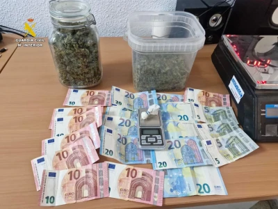 Los malos tratos de un joven de 18 años a su madre destapan un punto de venta de drogas en Piles