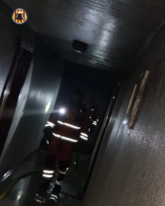 Tres personas resultan intoxicadas por humo en el incendio de la playa de Gandia