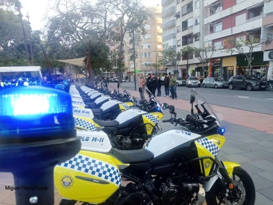 Gandia renueva la flota de la Policía Local con 12 nuevas motocicletas y un vehículo especial para la playa