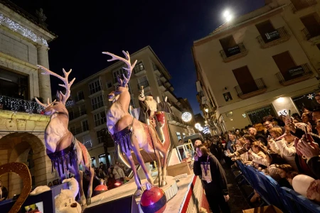 Gandia se prepara para la llegada mañana de Papá Noel con una gran cabalgata que saldrá desde la plaza Major