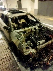La Policía investiga el incendio de un contenedor esta madrugada que causa daños a dos vehículos en el Grau de Gandia
