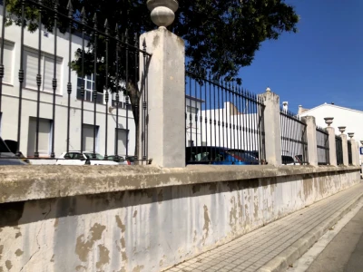 El PP logra que Bellreguard celebre el centenario de les Escoles Velles este 2026 y exige al gobierno local que repare las grietas y desperfectos en los muros