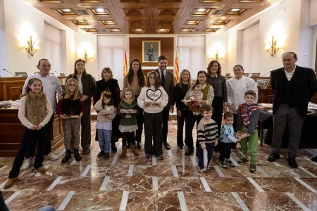 Gandia reparte 200 cascas entre los más pequeños