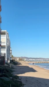 El PP de Tavernes denuncia que el Gobierno de Sánchez abandona a los vecinos mientras los edificios se caen al mar