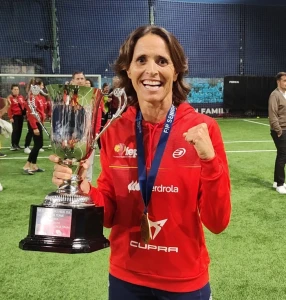 Lorena Figueres, campeona europea de pádel +45, recibe el reconocimiento del Ayuntamiento de Gandia