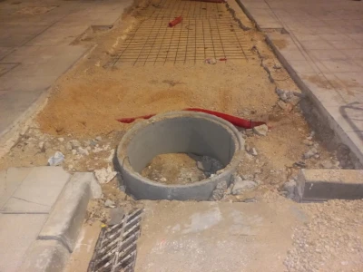 El PP denuncia el incumplimiento en Bellreguard de dos leyes al dejar los escombros bajo los nuevos alcorques construidos en la playa