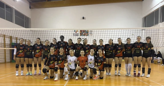 El cadete femenino del Club de Voley Arenas de Gandia muestra cierta mejoría pese a los malos resultados