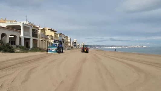 Tavernes inicia los trabajos de recuperación del litoral tras el temporal