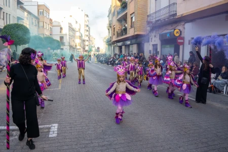 La Falla Cambro triunfa en la Cabalgata del Ninot de Tavernes de la Valldigna