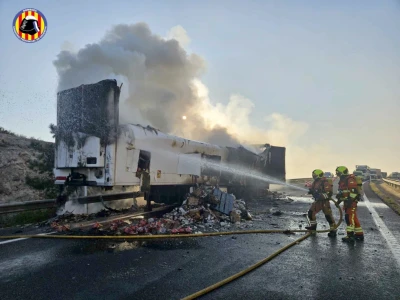 Arde un camión de comida en la AP-7 en Tavernes de la Valldigna y corta la vía provocando horas de colas kilométricas en la Safor