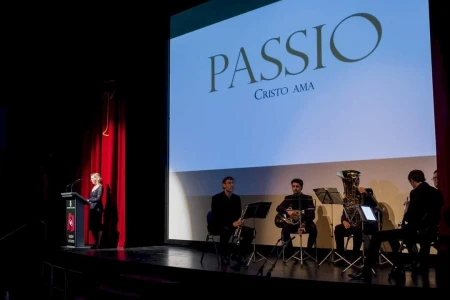 El Teatre Serrano de Gandia acoge hoy la presentación de 'El Passio', el libro oficial de la Semana Santa 2026