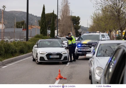 Once personas drogadas son sorprendidas por la Policía Local circulando en coche por Gandia
