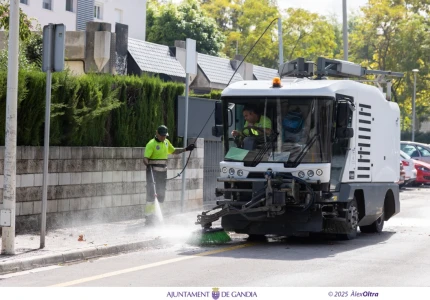 Gandia pone un marcha el dispositivo especial de limpieza para las Fiestas Falleras