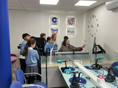 Los alumnos de 5º de primaria del colegio Borja Jesuites de Gandia visitan COPE Onda Naranja