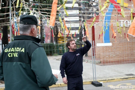 Los guardianes de la pólvora: la Guardia Civil dentro de las 'mascletaes' de Gandia, Oliva y Tavernes