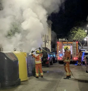 Prenden fuego a tres contenedores de papel y cartón en Potries