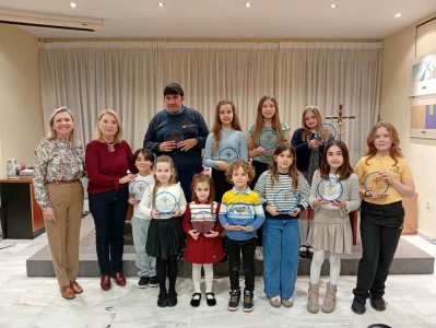 La Hermandad de la Santísima Cruz en Gandia entrega los premios del 13 Concurso Escolar de Dibujo