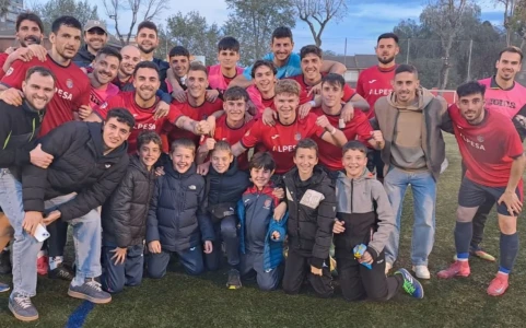 El primer equipo de UE Tavernes celebra el triunfo que asegura su promoción