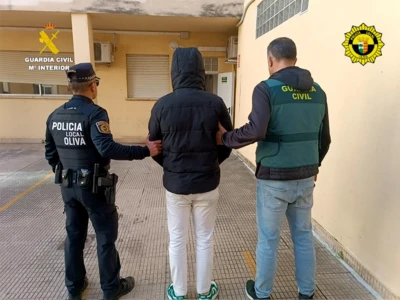 La Guardia Civil detiene a los autores de robar la recaudación de un bar de Oliva horas después de cometer el delito