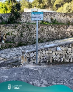 Oliva sigue con la renovación de señales para mejorar la seguridad viaria