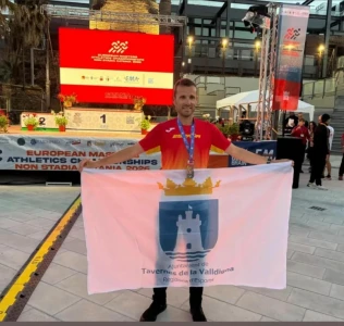 Tavernes de la Valldigna felicita a Ramón Álvarez tras proclamarse campeón europeo de marcha nórdica