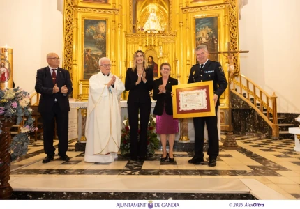 La Policía Local de Gandia recibe el título de Hermano Mayor Honorífico de la Hermandad del Santísimo Cristo del Silencio