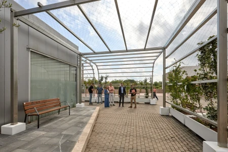 Gandia estrena una estructura vegetal en la Plaça Tirant para combatir las olas de calor
