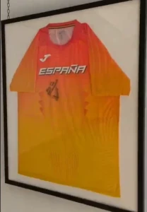 Bellreguard rinde homenaje a Quique Llopis antes de su participación en el Campeonato de Europa de Atletismo
