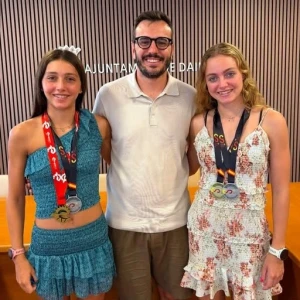El alcalde de Daimús recibe a Adriana y Mar Solanes para reconocer sus destacados éxitos deportivos