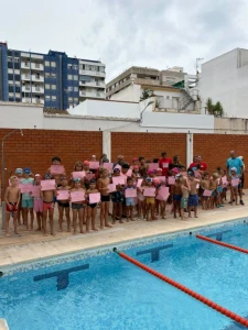 Tavernes de la Valldigna clausura los cursos de natación de verano con la entrega de diplomas a los participantes
