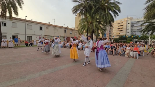 El paseo marítimo de la playa de Gandia acoge hoy el espectáculo tradicional 'Un berenar de Pasqua'