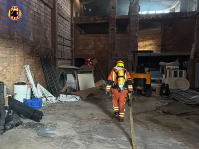 Un incendio industrial en Oliva moviliza a cuatro dotaciones de bomberos
