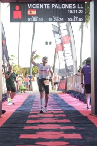 Vicente Palonés deslumbra en el Ironman de Malasia y consigue su billete para el Mundial de Kona 2026
