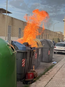 Calcinado un contenedor en Gandia