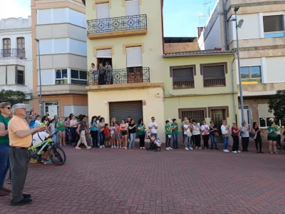 Multitudinaria cadena humana en Simat de la Valldigna en defensa de la enseñanza pública