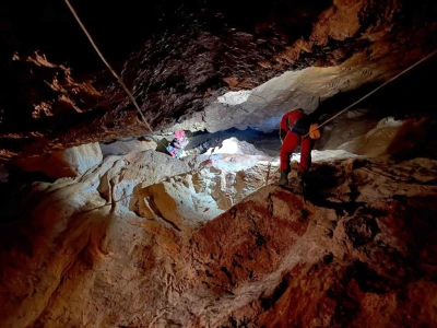 Cuatro horas de rescate en el Picaio de Barx a 120 metros de profundidad